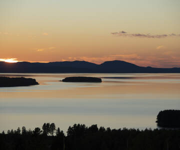 Nyd den fantastiske udsigt fra hotellets høje placering over Siljansøen og Dalarna-landskabet.