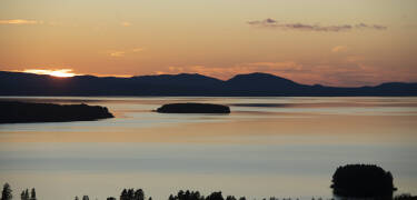 Genießen Sie beeindruckende Aussichten auf den Siljansee und die Landschaft Dalarna.