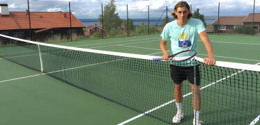 Freibad und Tennisplatz laden zu aktiven Tagen im Herzen Schwedens ein.