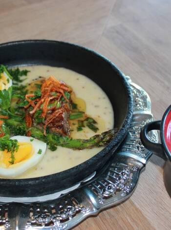 The restaurant serves good and traditional Danish dishes prepared with seasonal ingredients.