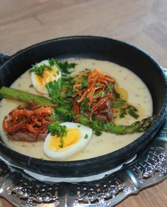 Kroens restaurant serverer gode og tradisjonelle danske retter, tilberedt med sesongens råvarer.