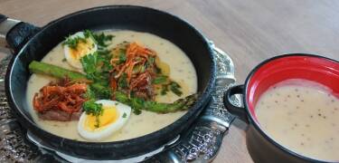Kroens restaurant serverer gode og tradisjonelle danske retter, tilberedt med sesongens råvarer.