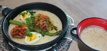 Kroens restaurant serverer gode og tradisjonelle danske retter, tilberedt med sesongens råvarer.