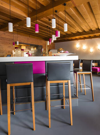 Koppla av med en förfriskning i hotellets bar och lounge och om ni är sportintresserade visar de aktuella evenemang