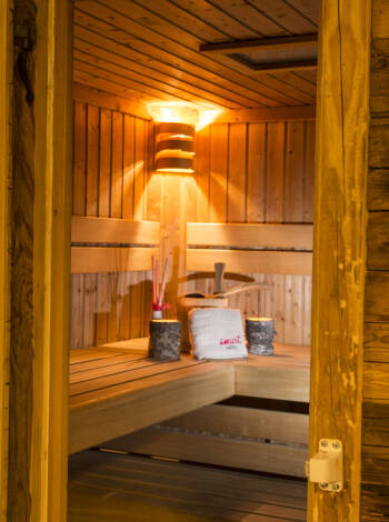 Under er vistelse på hotellet har ni fri tillgång till hotellets spa-avdelning där ni hittar bastu, ångbad och ett relaxområde