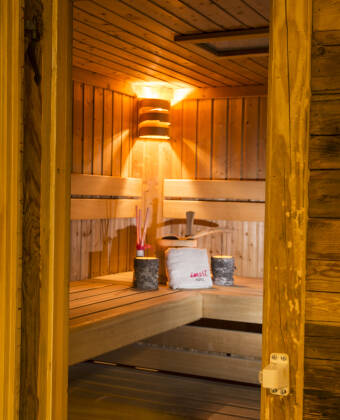 Während Ihres Aufenthaltes haben Sie freien Eintritt zur Wellnessabteilung des Hotels, wo es Sauna, Infrarotkabine, Dampfbad und einen Entspannungsbereich gibt.