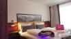 Hotellets rum är modernt och stiligt inredda, en perfekt bas för er semester i området