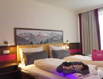 Hotellets rum är modernt och stiligt inredda, en perfekt bas för er semester i området