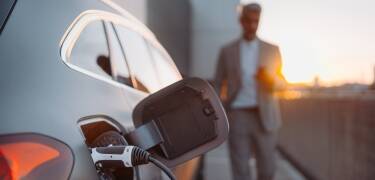 Der er gratis parkering og elektriske ladestandere mod betaling.