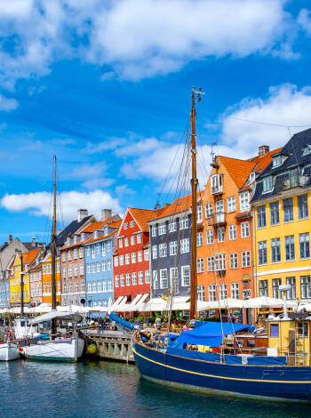 Nyhavns livlige atmosfære er en opplevelse du ikke må gå glipp av.