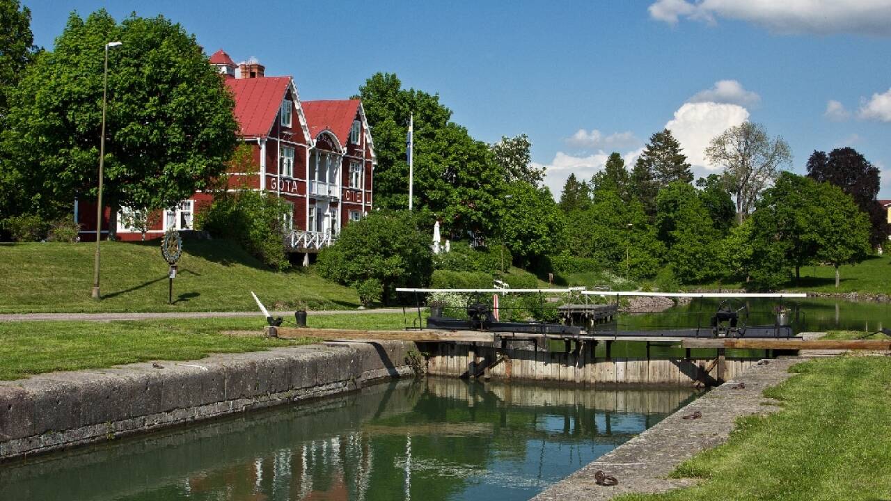 Tilbring nogle hyggelige timer ved Göta-kanalen. Den flyder gennem Vänersborg og giver byen en helt speciel følelse.