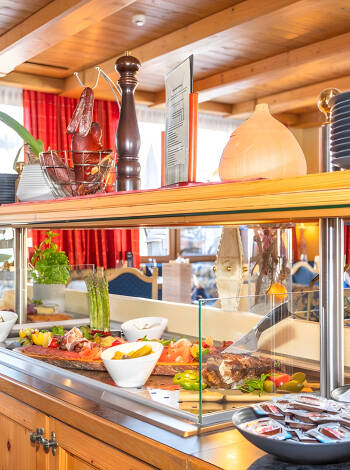 Börja dagen med lokala läckerheter i den inbjudande restaurangen.