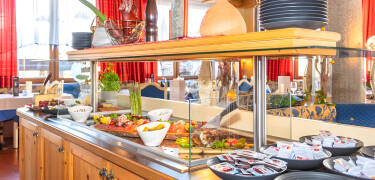 Börja dagen med lokala läckerheter i den inbjudande restaurangen.