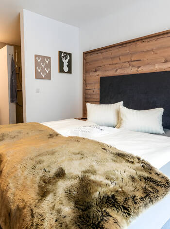 Bo i hyggelige værelser med naturtræ og moderne design.