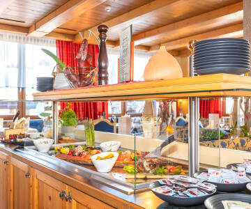 Beginnen Sie Ihren Tag mit regionalen Spezialitäten im einladenden Restaurant.