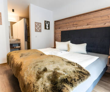 Übernachten Sie in gemütlichen Zimmern mit viel Holz und modernem Design.