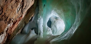 Utforska Eisriesenwelt i Werfen, världens största isgrotta.