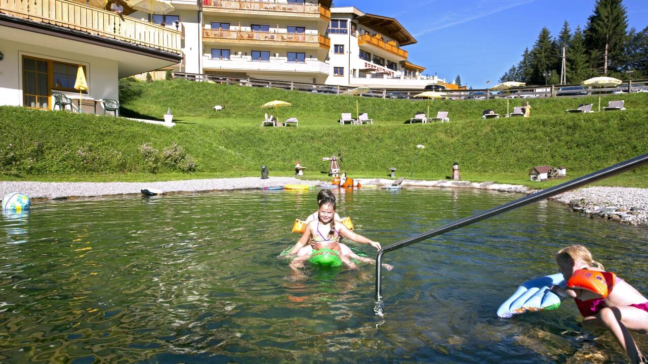 Om sommeren kan du svømme i hotellets naturlige swimmingpool.