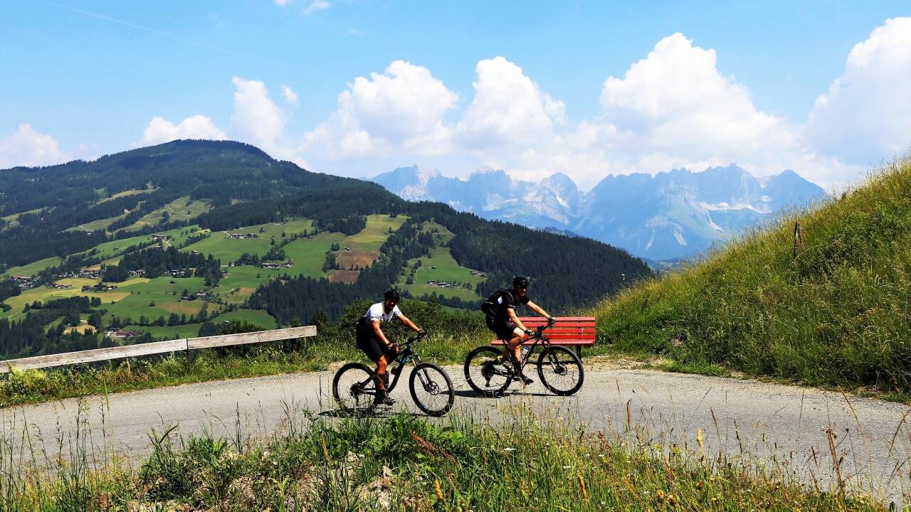 Det ligger i en af verdens største cykelregioner 'Kitzbüheler Alpen og Kaisergebirge'.