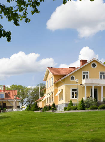 Hotellet ligger i en gammal herrgårdsbyggnad omgivet av landsbygdens stillhet och med skog och sjö runt knuten