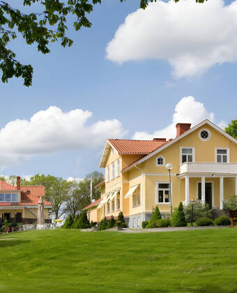 Dette hotel er indrettet i en gammel herregård og er omgivet af ro, med skov og sø lige om hjørnet.