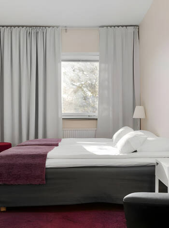 Hotellets rum är trevligt inredda med bekväma sängar och har nyrenoverade badrum