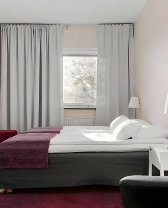 Hotellets rum är trevligt inredda med bekväma sängar och har nyrenoverade badrum