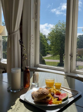 Varje morgon dukar hotellet fram en härlig stor frukostbuffé och på söndagar går det att uppgradera till hotellets populära söndagsbrunch