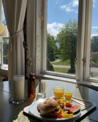 Jeden Morgen serviert das Hotel ein wunderbares großes Frühstücksbuffet, und sonntags ist es möglich, ein Upgrading zum beliebten Sonntagsbrunch des Hotels zu bekommen.