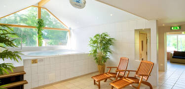 Das Hotel hat einen gemütlichen Entspannungsbereich, wo Sie das Urlaubsleben mit Whirlpool, Dampfbad und Sauna so richtig genießen können.