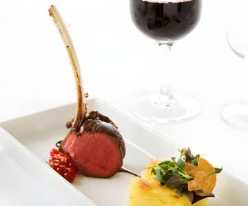 I restauranten kan I nyde traditionelle svenske retter med et moderne twist, som tilberedes med lokale råvarer.