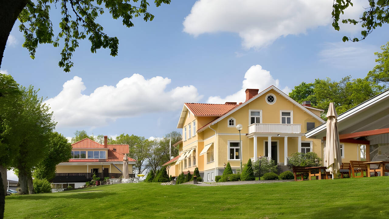 Dieses Hotel ist in einem alten Herrensitz eingerichtet, von Ruhe umgeben und Wald und See liegen gleich um die Ecke.