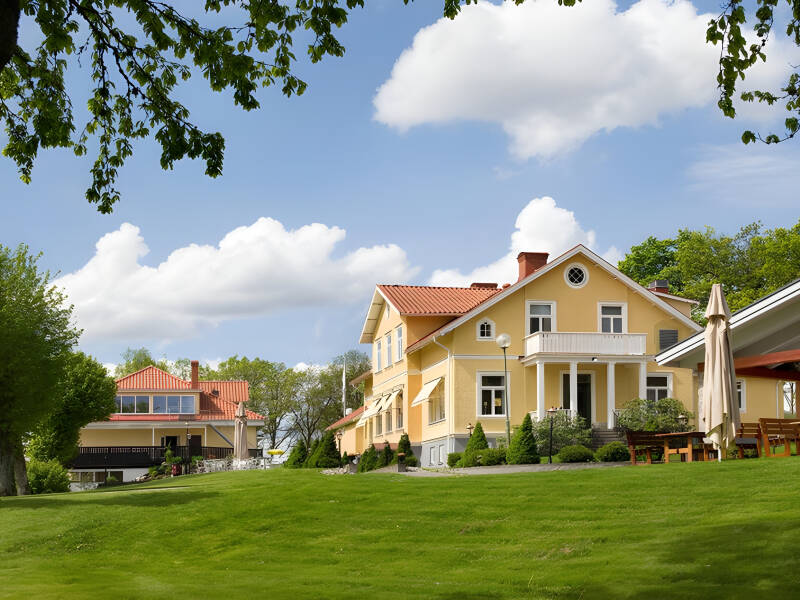 Dette hotel er indrettet i en gammel herregård og er omgivet af ro, med skov og sø lige om hjørnet.