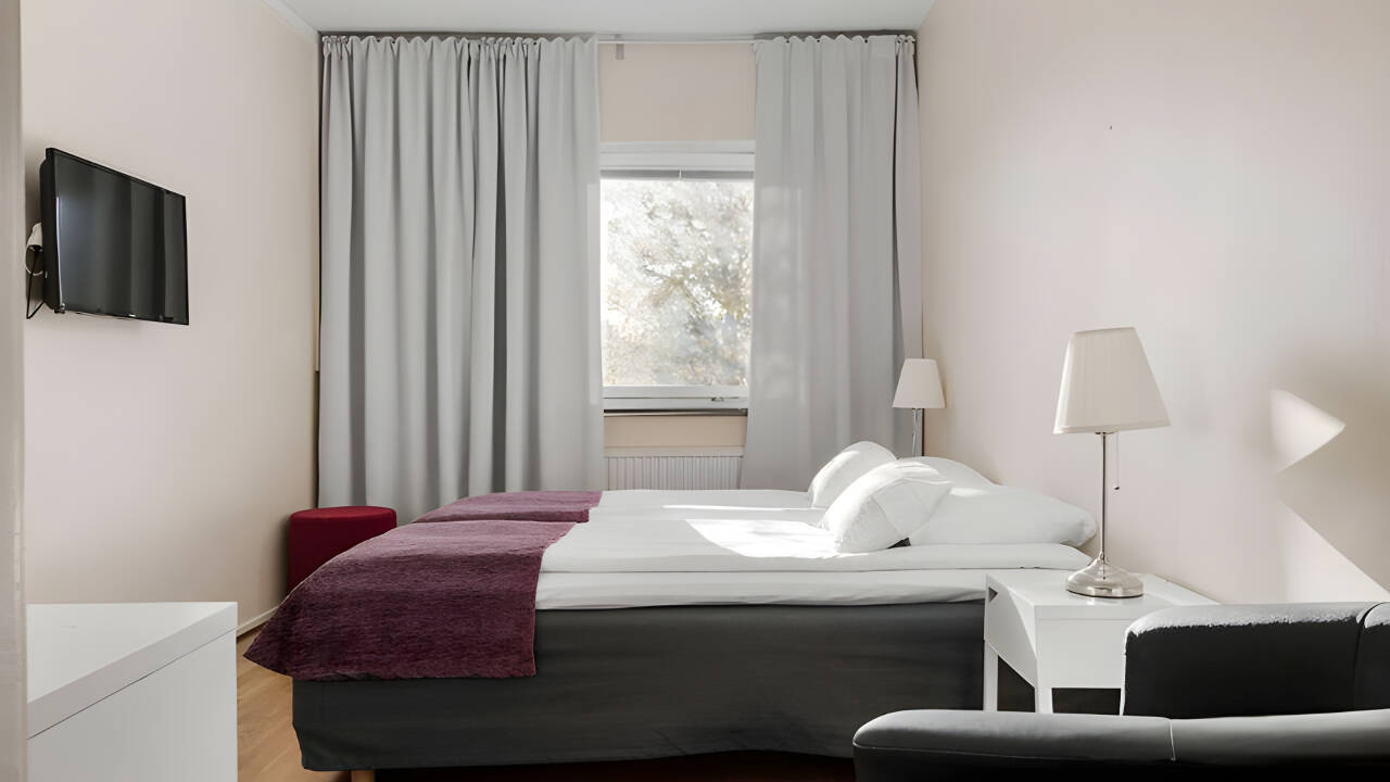 Hotellets pene rom har nyrenoverte bad.