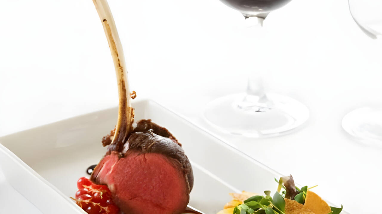 I restauranten kan I nyde traditionelle svenske retter med et moderne twist, som tilberedes med lokale råvarer.
