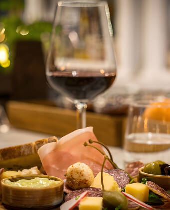 Hotellets restaurant tilbyder en madoplevelse af høj kvalitet med en menu, der blander det traditionelle svenske køkken med moderne kulinariske tendenser.