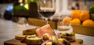 Das Restaurant des Hotels bietet ein hochwertiges Speiseerlebnis mit einer Speisekarte, die die traditionelle schwedische Küche mit modernen kulinarischen Trends verbindet.