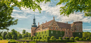 Tag med ressällskapet på utflykt och upplev de fina slotten i området, såsom Vittskovle Slott.