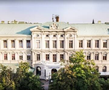 Beliggenheden midt i centrum, giver jer gode muligheder for shopping, sightseeing og hyggelige cafébesøg.