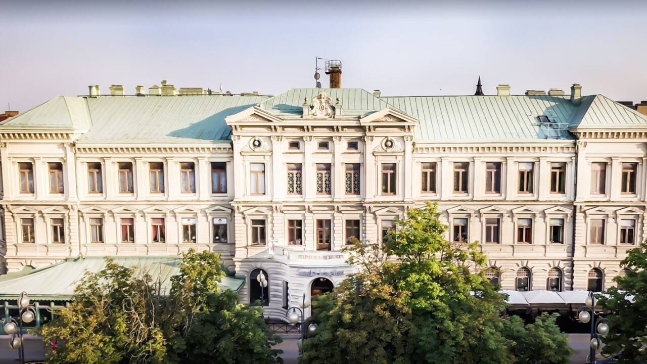 Beliggenheden midt i centrum, giver jer gode muligheder for shopping, sightseeing og hyggelige cafébesøg.
