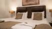 Hotellets værelser er alle individuelt indrettet og tilbyder moderne og behagelige rammer for en god nattesøvn.