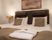 Hotellets værelser er alle individuelt indrettet og tilbyder moderne og behagelige rammer for en god nattesøvn.