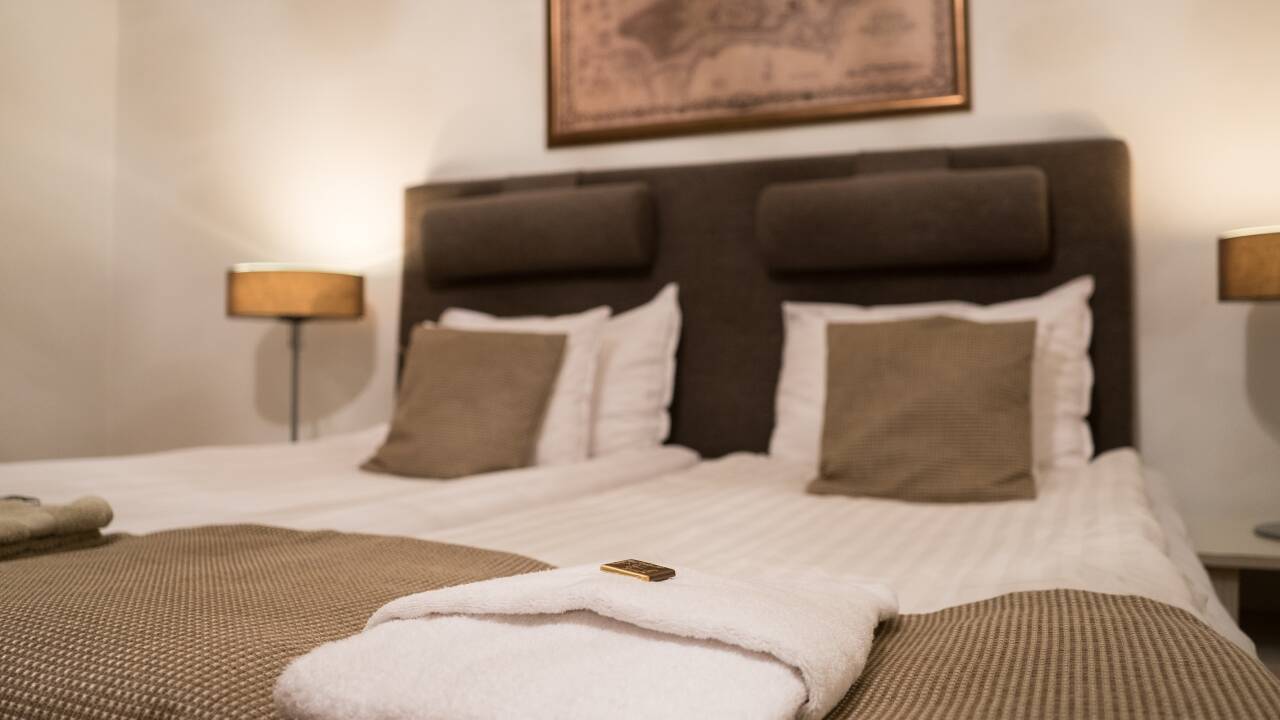 Hotellrommene er alle individuelt innredet og tilbyr moderne og komfortable omgivelser for en god natts søvn