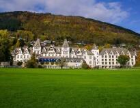 Genießen Sie einen schönen Aufenthalt im historischen Fleischer‘s Hotel, das direkt an einem See in der Stadt Voss liegt.