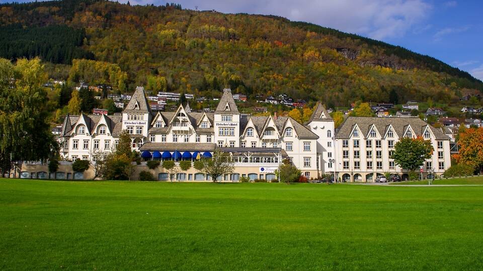 Genießen Sie einen schönen Aufenthalt im historischen Fleischer‘s Hotel, das direkt an einem See in der Stadt Voss liegt.