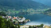 Strand Fjordhotel ligger precis vid fjorden i den idylliska norska kuststaden Ulvik