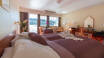 Alla hotellets rum har egen balkong eller terrass med vacker utsikt över fjorden och alla rum har också Jensen-sängar