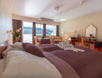 Alla hotellets rum har egen balkong eller terrass med vacker utsikt över fjorden och alla rum har också Jensen-sängar