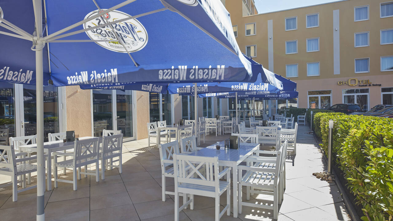 Hotellet præges af en varm og indbydende atmosfære, som mærkes både på terrassen, i restauranten og i barområdet.
