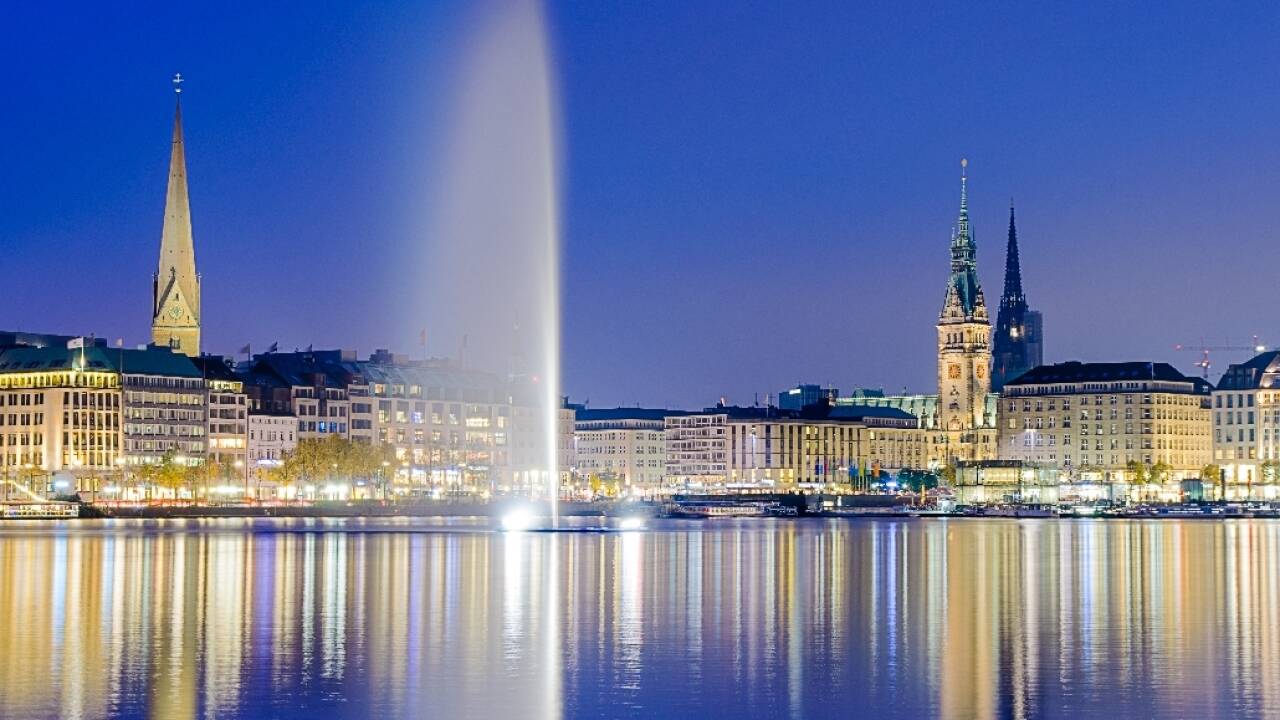 Durch Hamburg fließt die Alster und verleiht der Stadt eine einzigartige Atmosphäre.